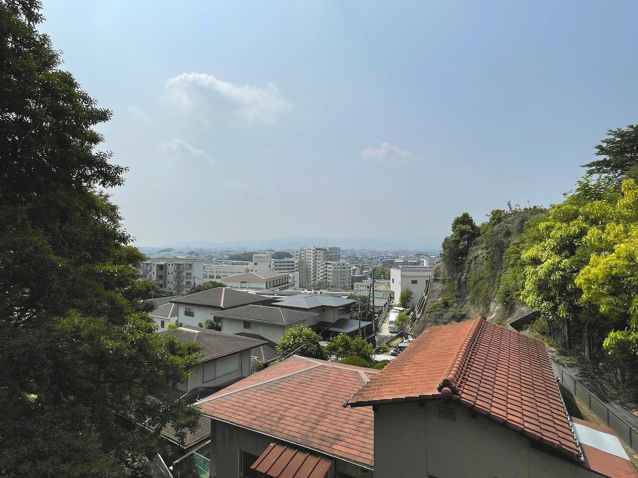 バルコニーからの眺望。高台にあるため抜けてます。