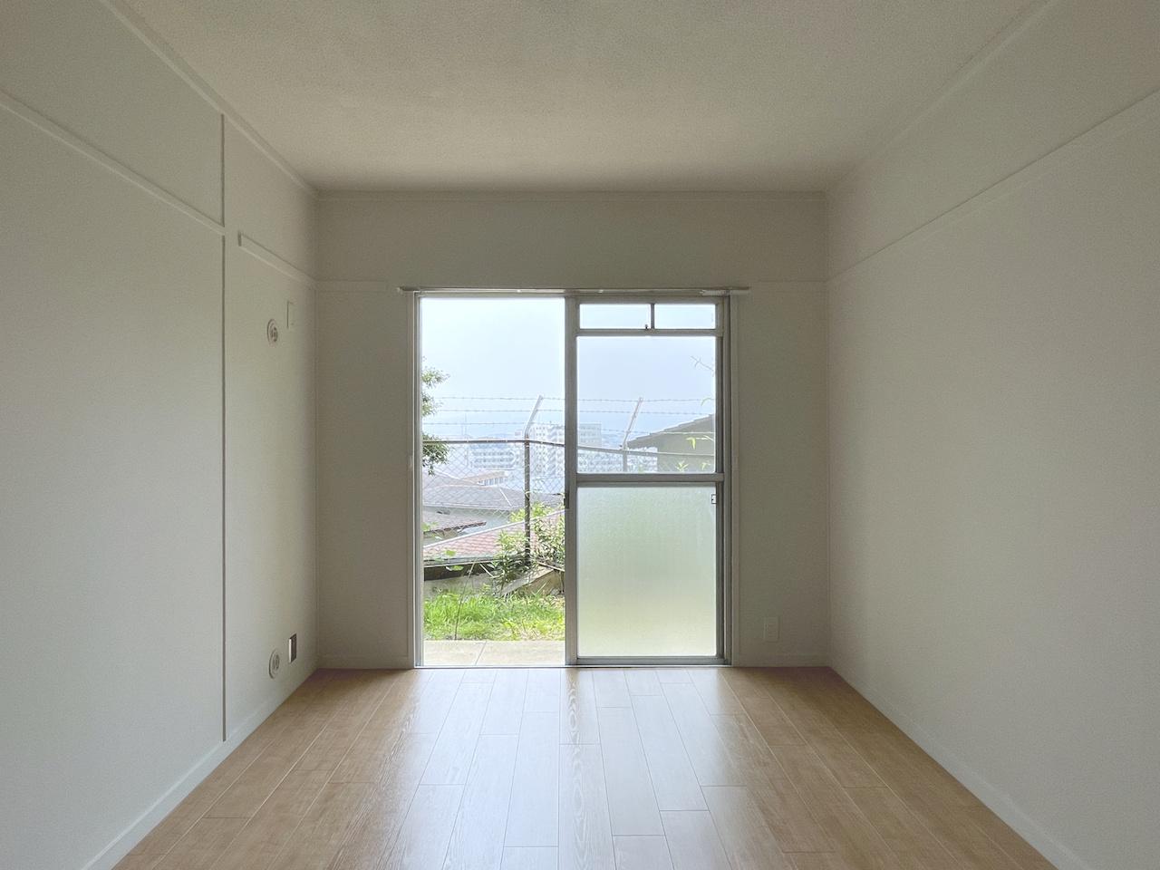 下のフロアのお部屋からの窓から・・・。