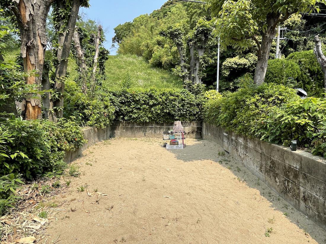 なんと敷地内に砂場。