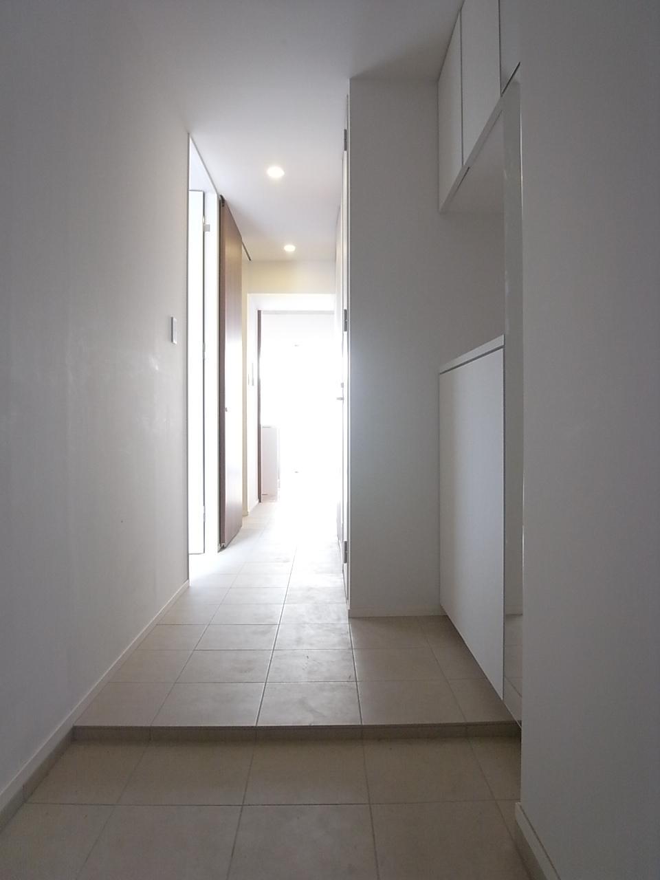 高さのある建具は開放的。
