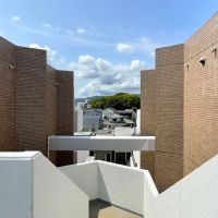 福岡市中央区小笹の賃貸物件/共用廊下からの眺め。要塞のような美術館のような。