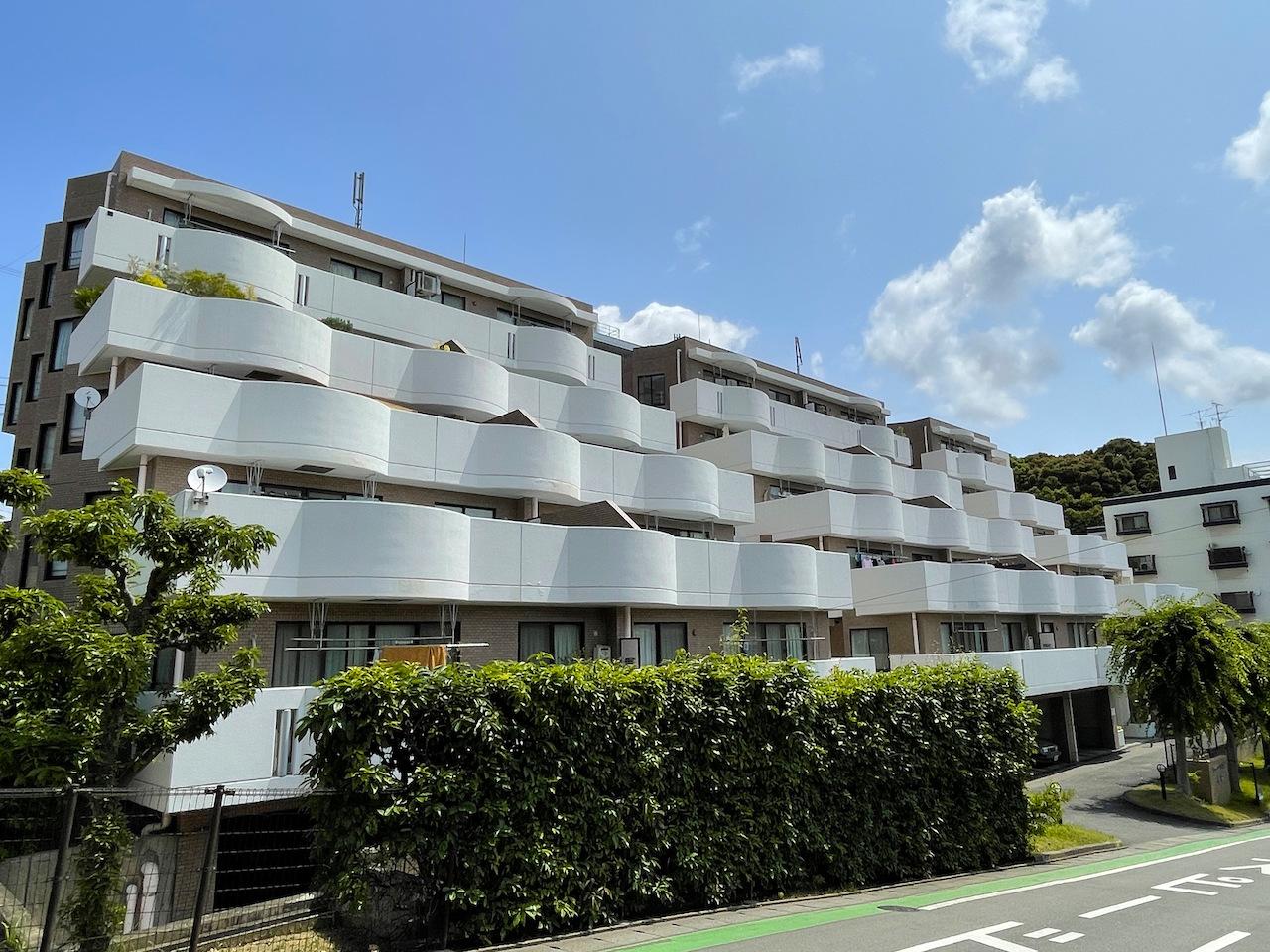 建物外観。段々と階段のような面白い外観。