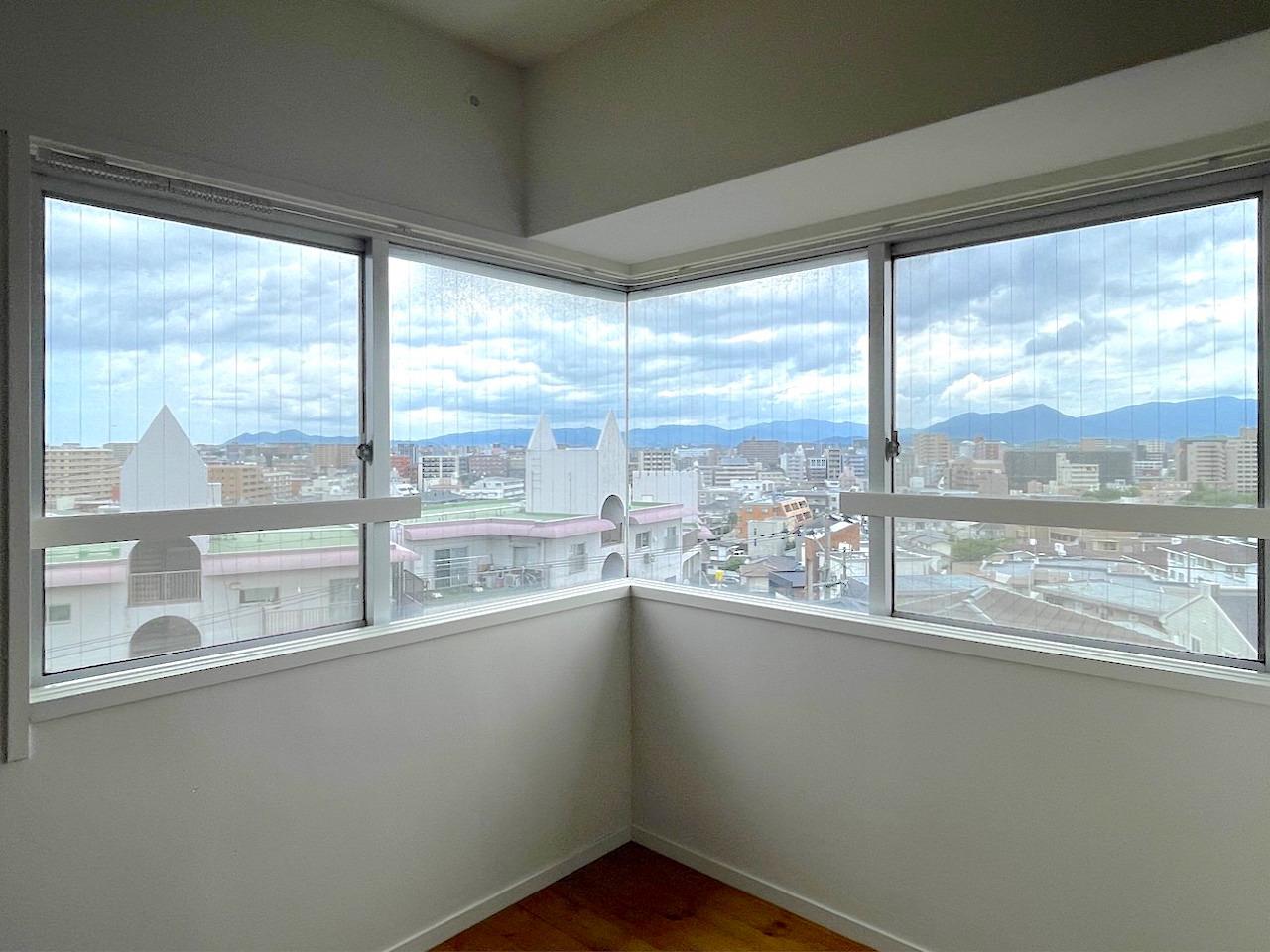 福岡市南区高宮の売買物件/L字の窓から街を眺めるのも良いですよ。