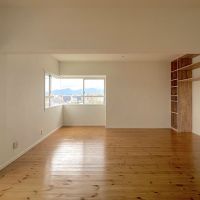 福岡市南区高宮の売買物件/18帖の広さのリビング。