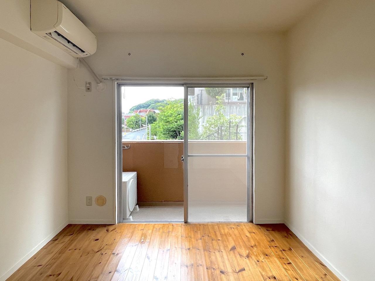 福岡市南区高宮の売買物件/6帖の洋室。南向きの窓からは緑が見えます。