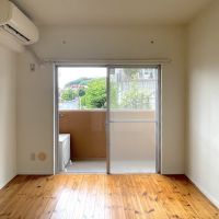 福岡市南区高宮の売買物件/6帖の洋室。南向きの窓からは緑が見えます。