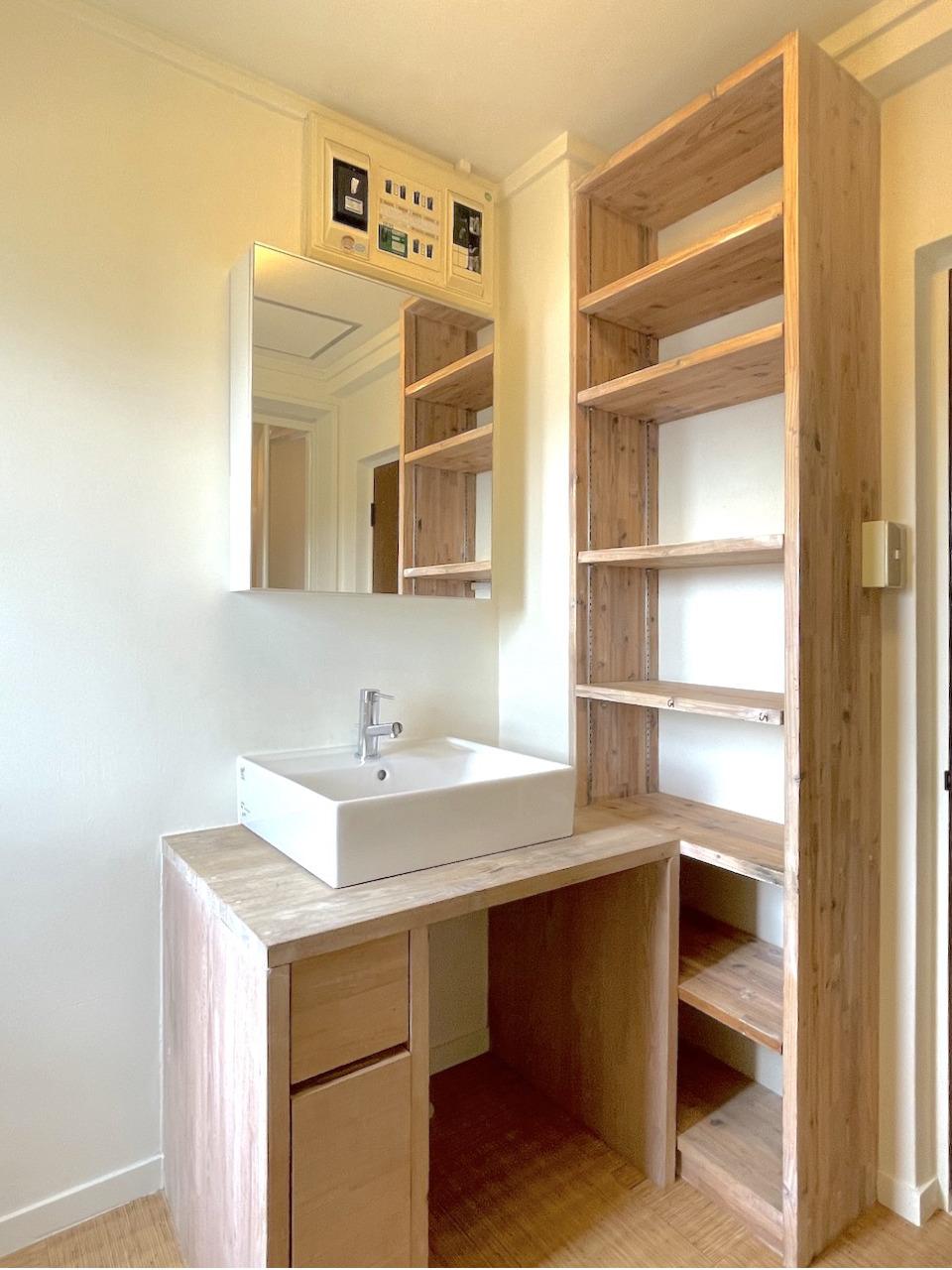 福岡市南区高宮の売買物件/洗面台も木製に。反対側には窓があります。