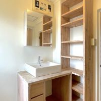 福岡市南区高宮の売買物件/洗面台も木製に。反対側には窓があります。