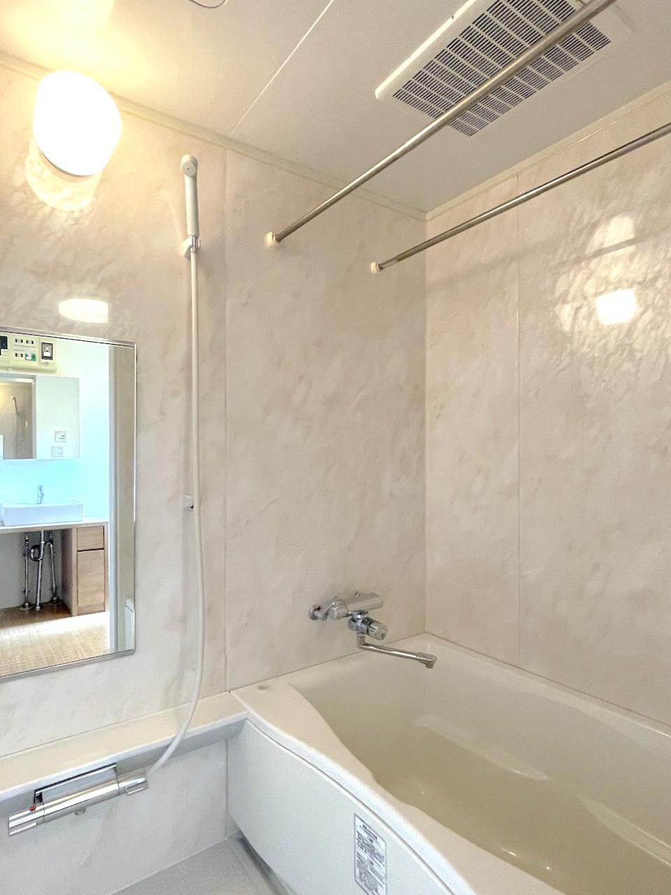 福岡市南区高宮の売買物件/バスルームは広めの設計。