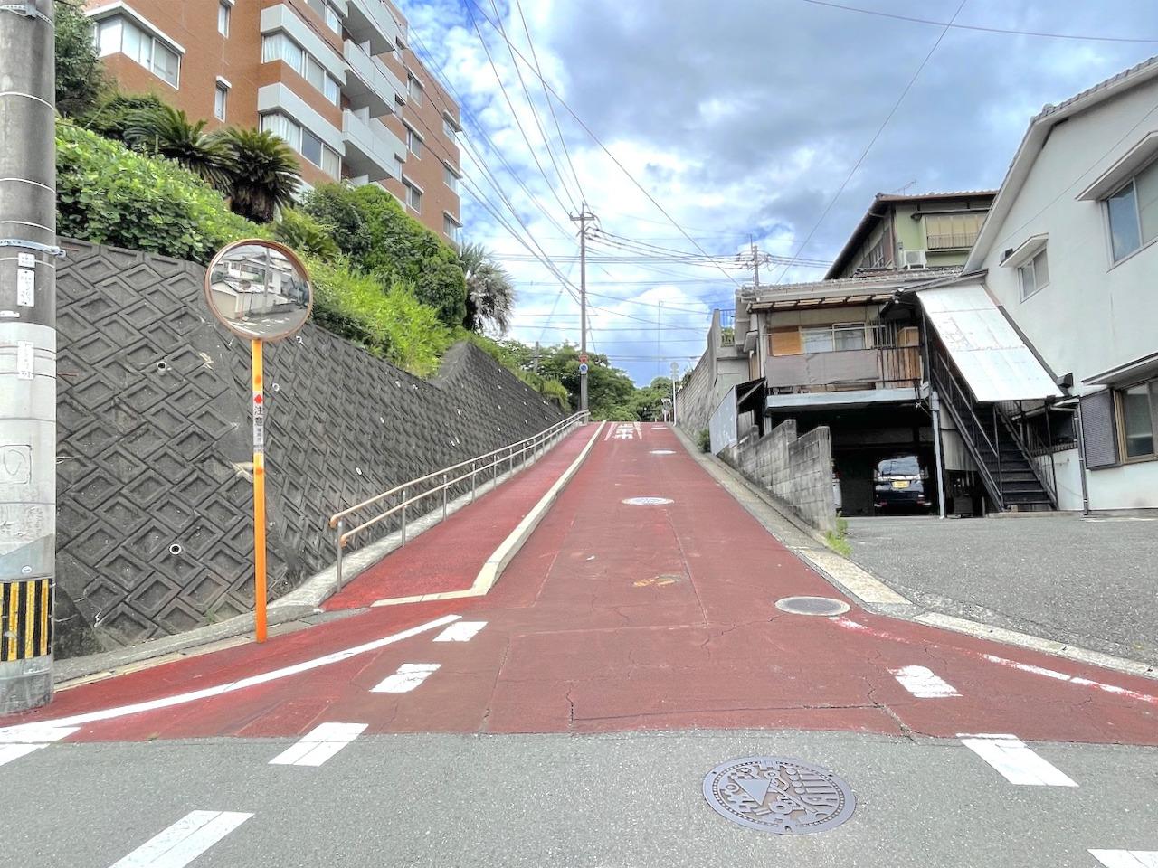 福岡市南区高宮の売買物件/横の坂は急なのでご注意を。