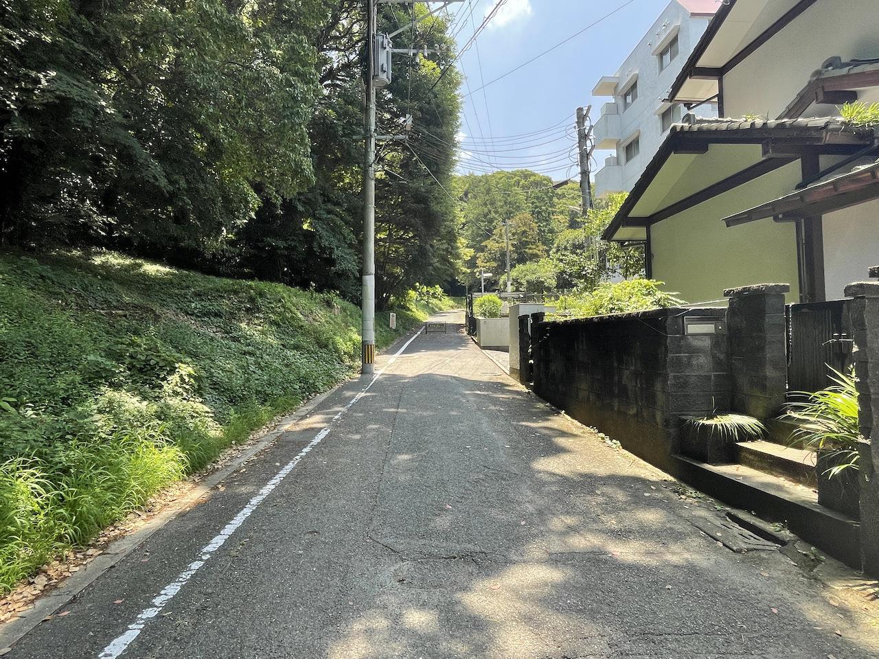 駅から物件への道のり。本当にここ中央区?