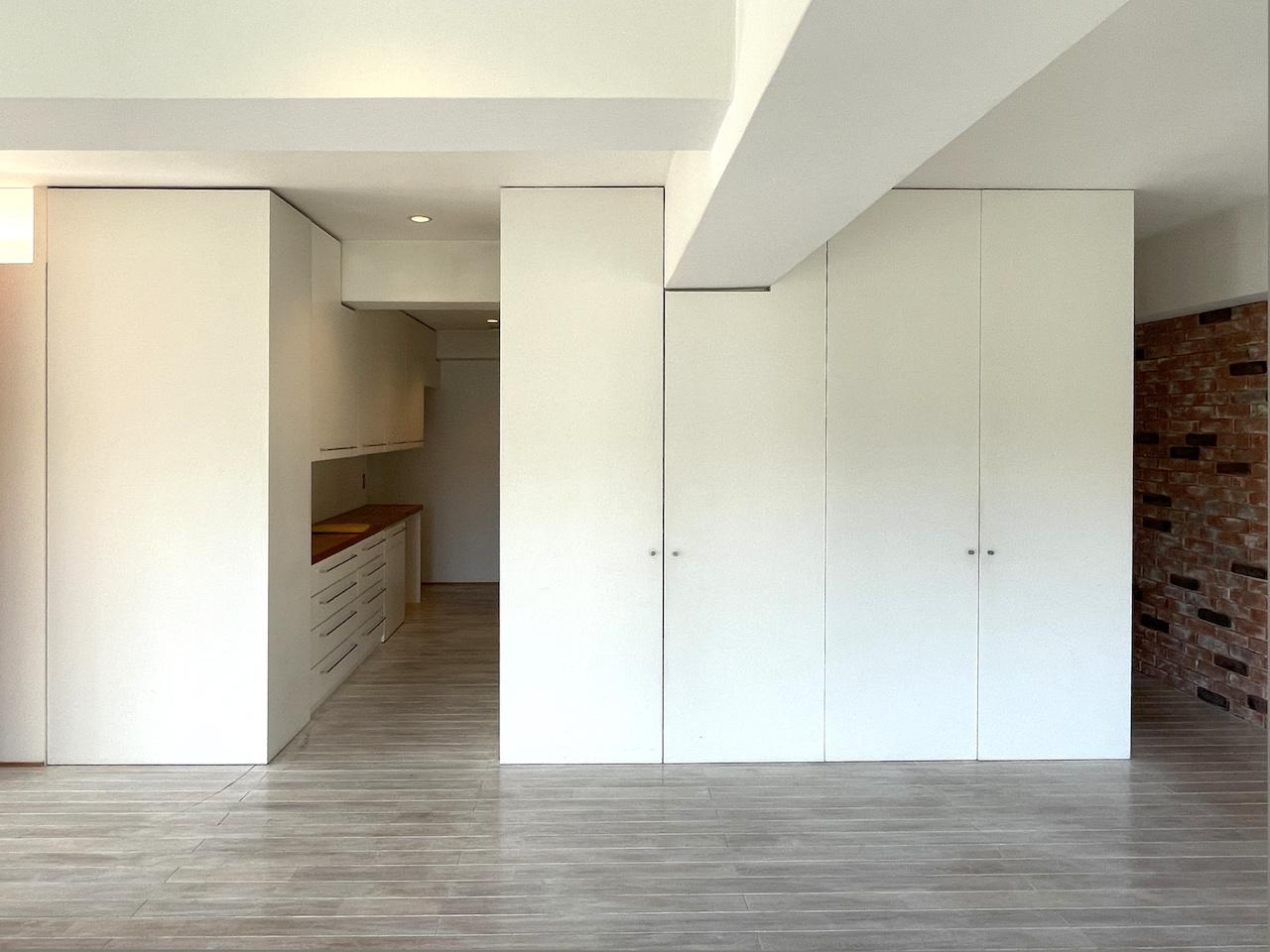 福岡市中央区六本松の賃貸物件/右側の壁は全て収納になってます。