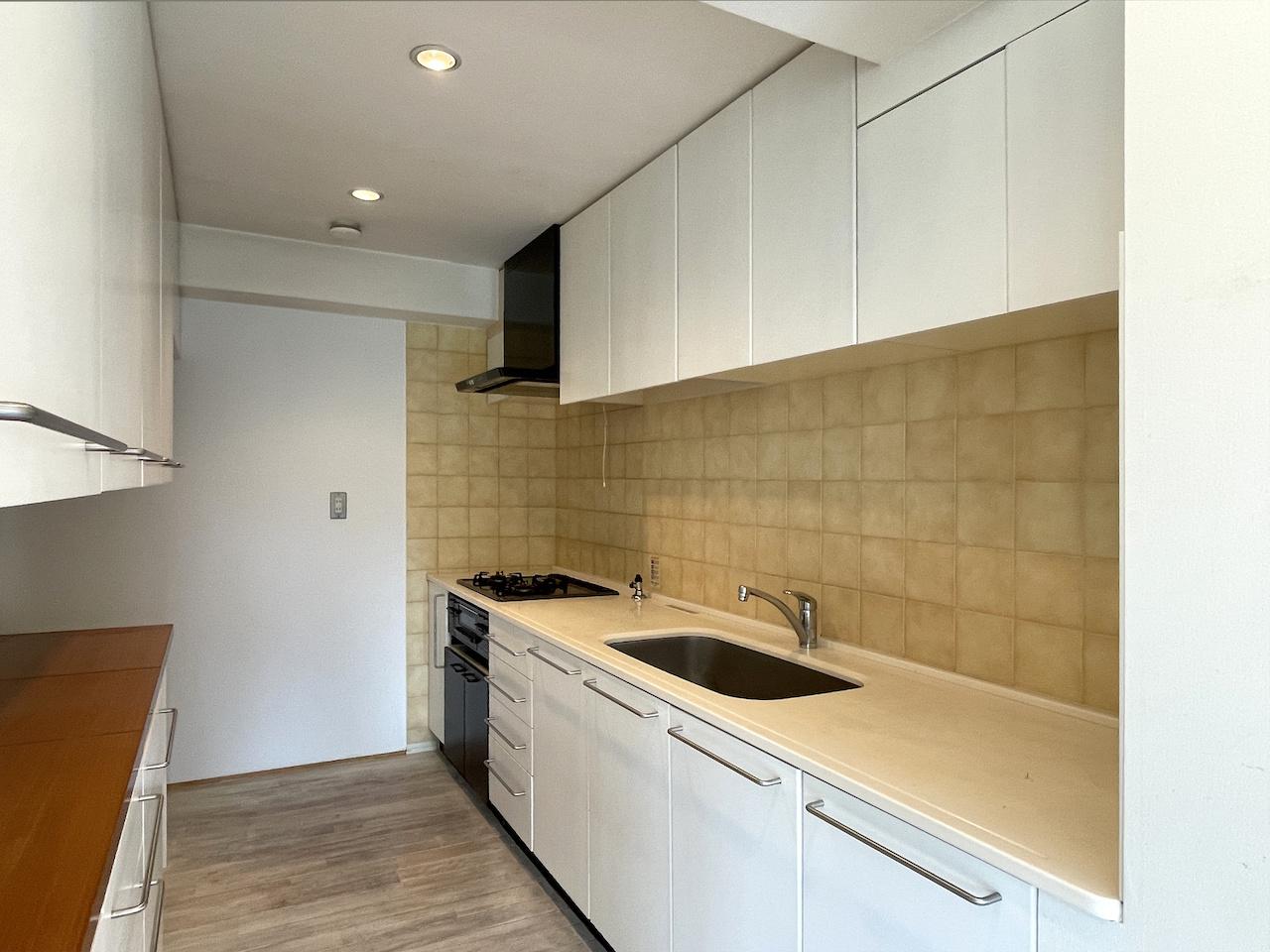 福岡市中央区六本松の賃貸物件/大きめのキッチン。カップボードもゆとりある大きさ。