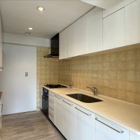 福岡市中央区六本松の賃貸物件/大きめのキッチン。カップボードもゆとりある大きさ。