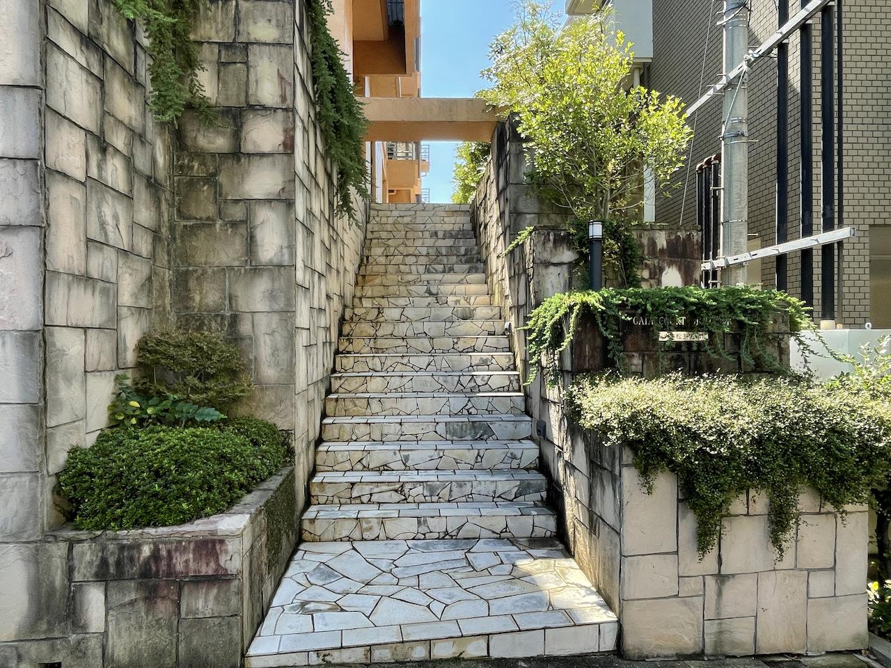 福岡市中央区六本松の賃貸物件/マンション入り口。リゾートチックな雰囲気。