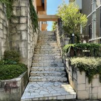 福岡市中央区六本松の賃貸物件/マンション入り口。リゾートチックな雰囲気。