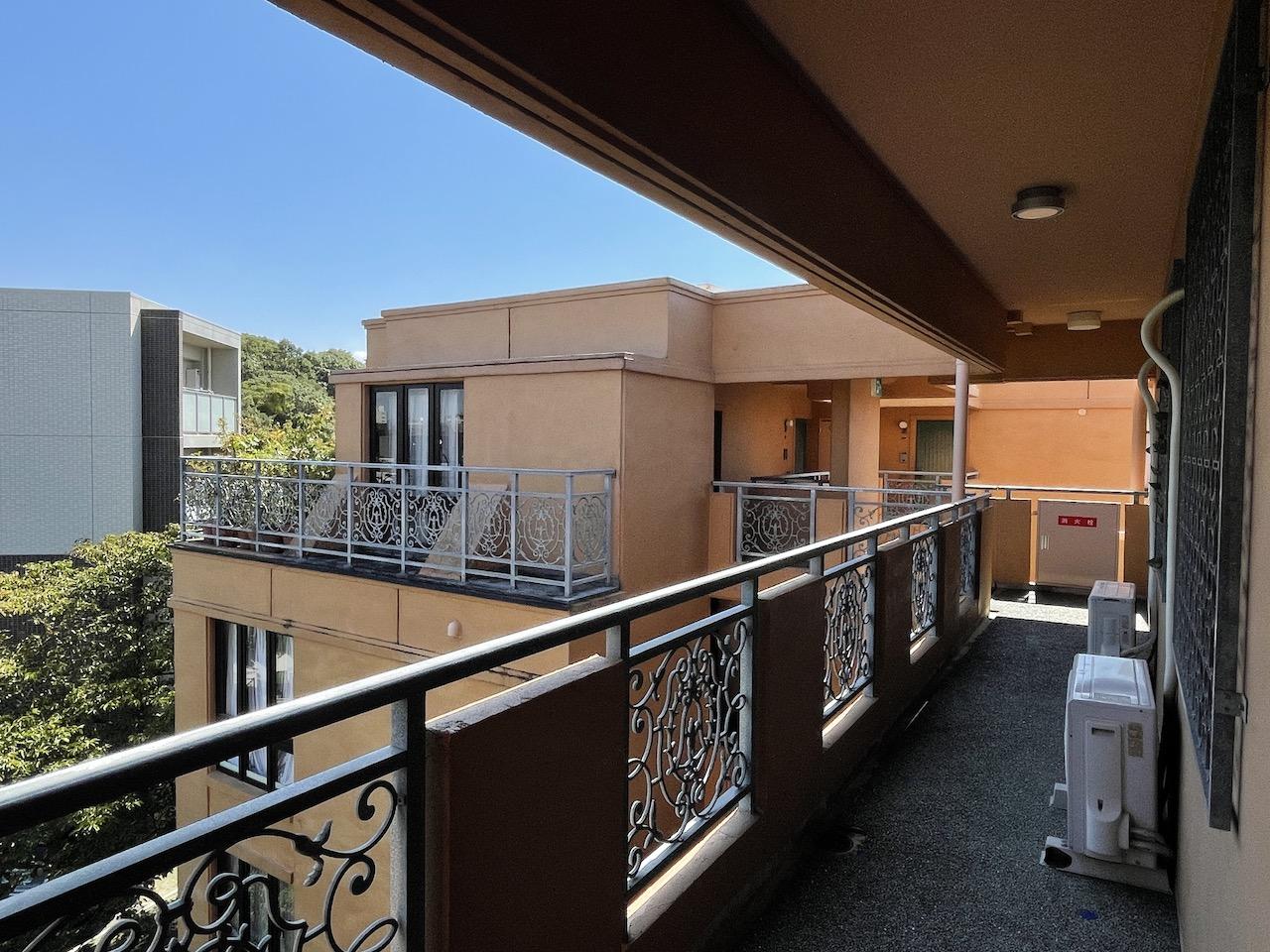 福岡市中央区六本松の賃貸物件/共用廊下。もはやホテルに来た旅行気分。