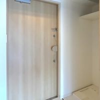 福岡市中央区春吉の賃貸物件/玄関横に洗濯機置き場。