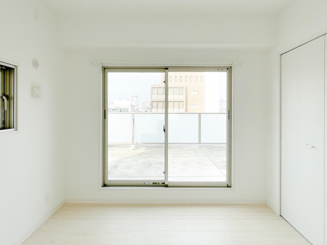 福岡市城南区鳥飼の賃貸物件/5帖洋室。ルーバルに面した部屋なので、窓を開けると開放感があります。