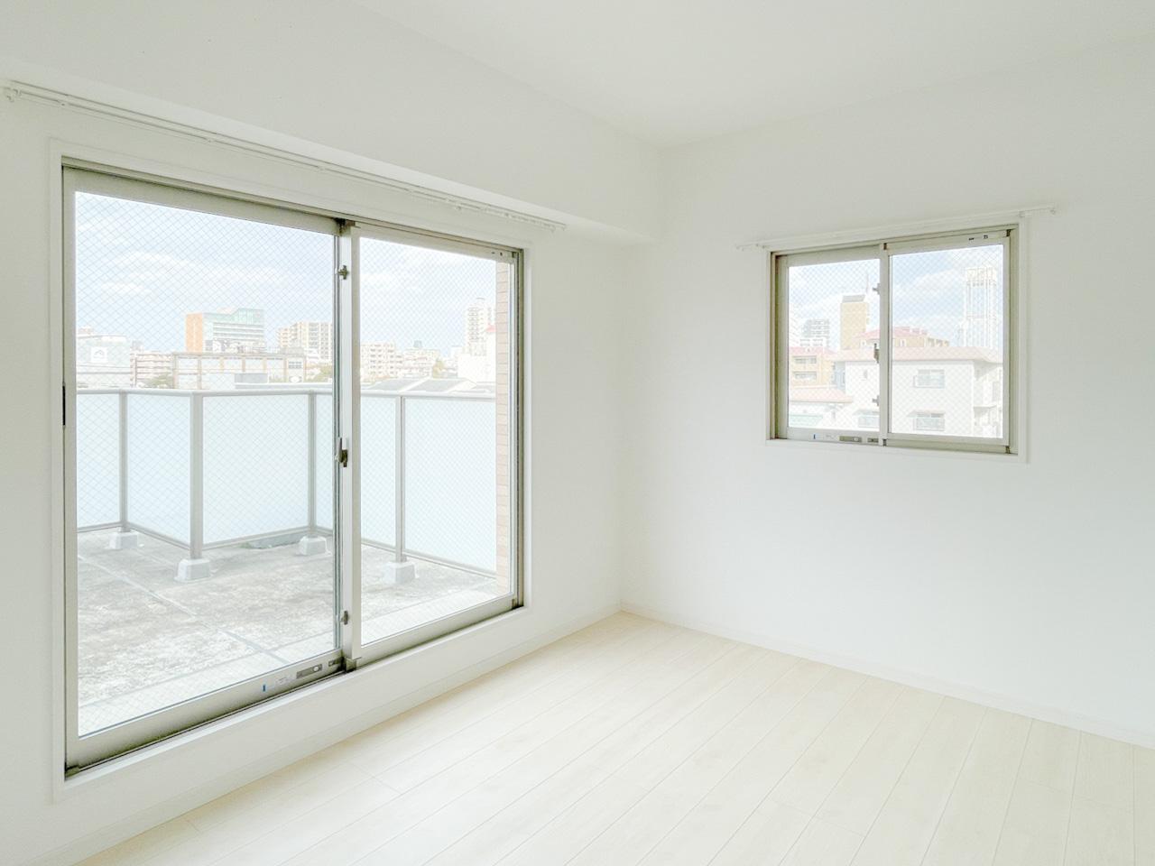 福岡市城南区鳥飼の賃貸物件/6帖洋室。こちらも2面採光で明るいです。寝室によさそう。