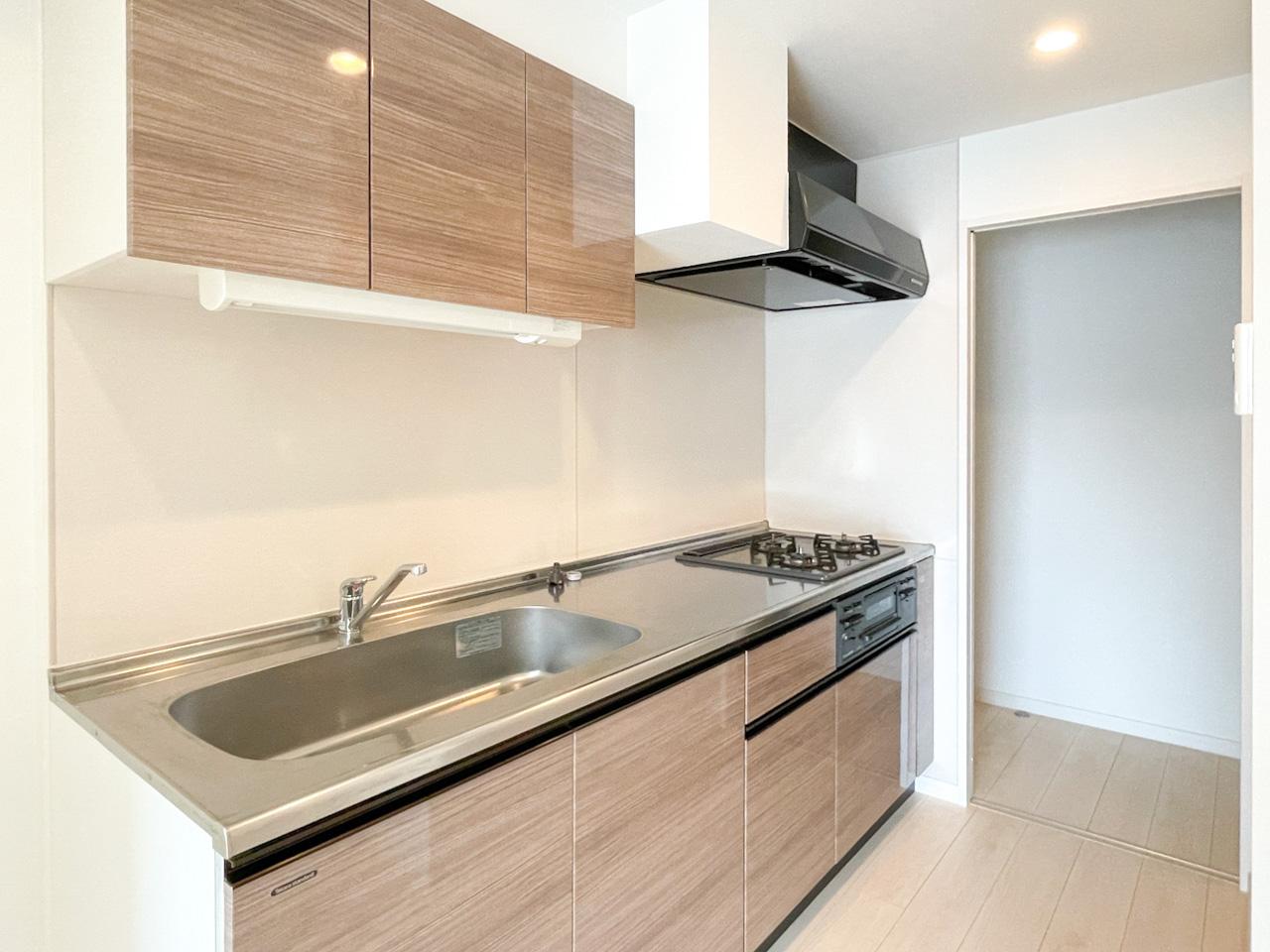 福岡市城南区鳥飼の賃貸物件/ウォークスルーのキッチン。水回りや玄関など、家事動線いい感じです。