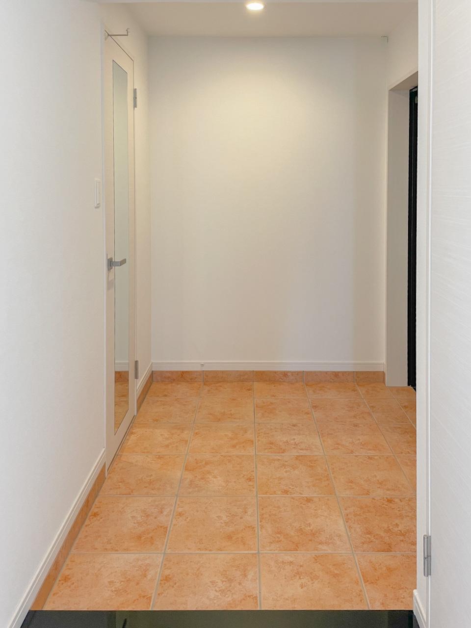 福岡市城南区鳥飼の賃貸物件/広々とした玄関。全身鏡でお出かけ前のチェックができます。