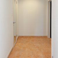 福岡市城南区鳥飼の賃貸物件/広々とした玄関。全身鏡でお出かけ前のチェックができます。