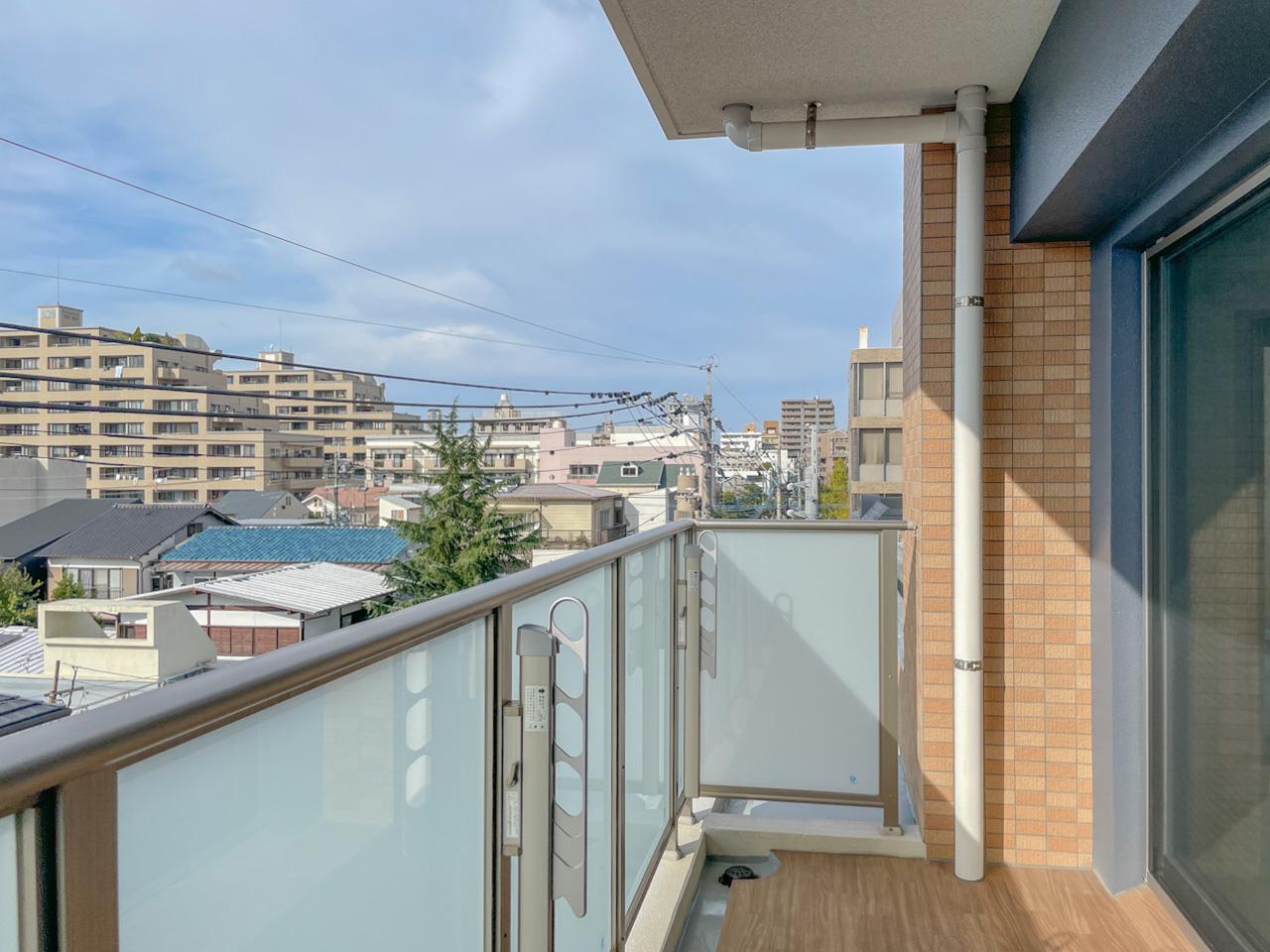 福岡市城南区鳥飼の賃貸物件/リビング側バルコニー。こちらは物干し掛けが付いてます。