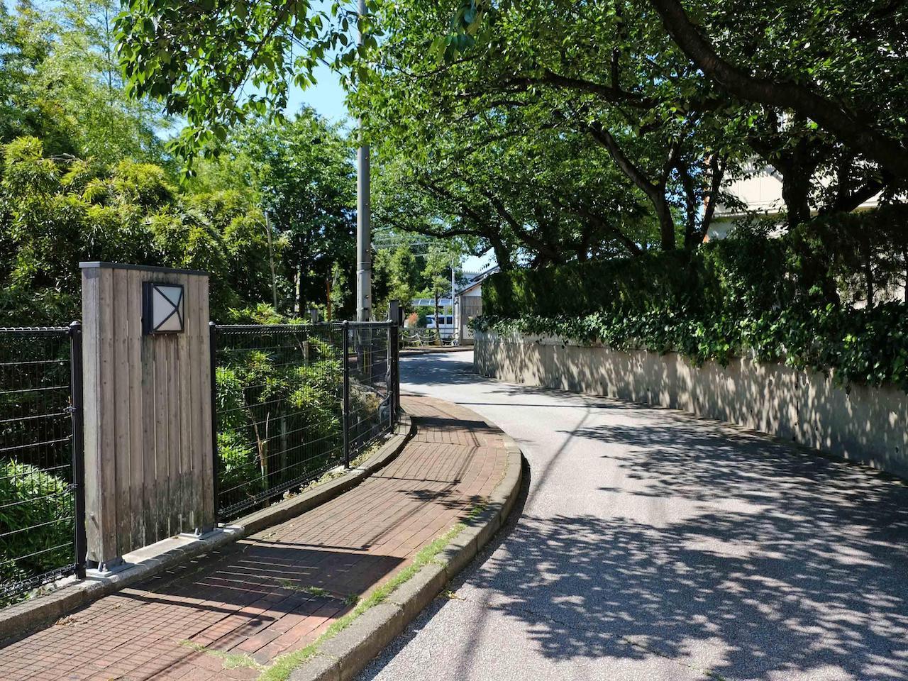 福岡市東区名島の売買物件/春にはこのアプローチは桜満開になるんだそう。待ち遠しい！