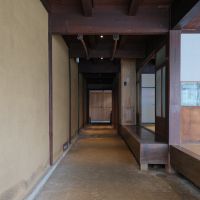 八女市本町の賃貸物件/この土間を「通リニワ」と呼ぶそうです。昔はこの先に「ダイドコ（台所）」があり、住居へと繋がっていたとのこと。