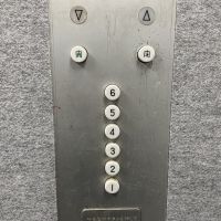 福岡市中央区平尾の賃貸物件/ついつい押したくなるエレベーターのスイッチ。