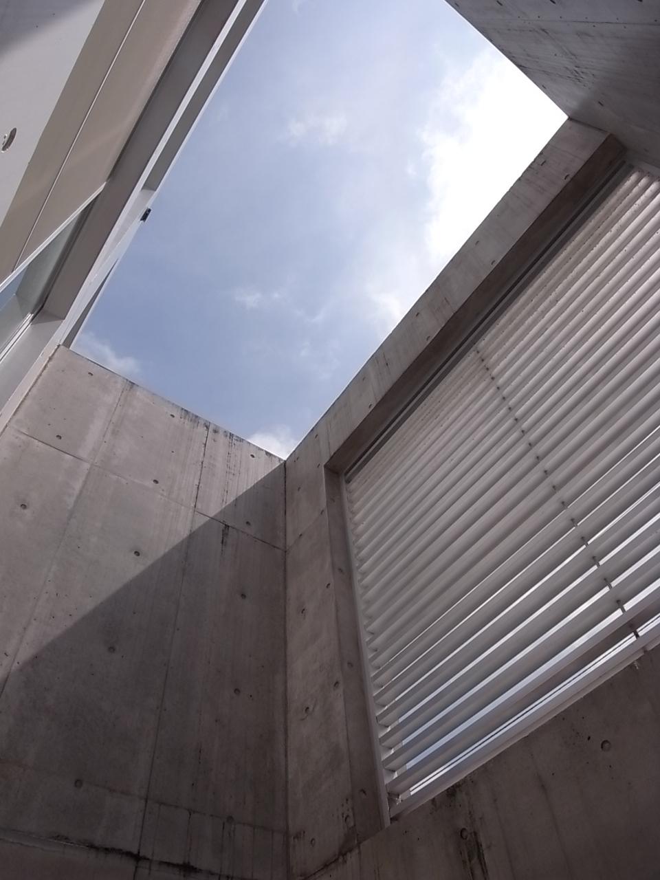 ライトコートから上を見ると空が。