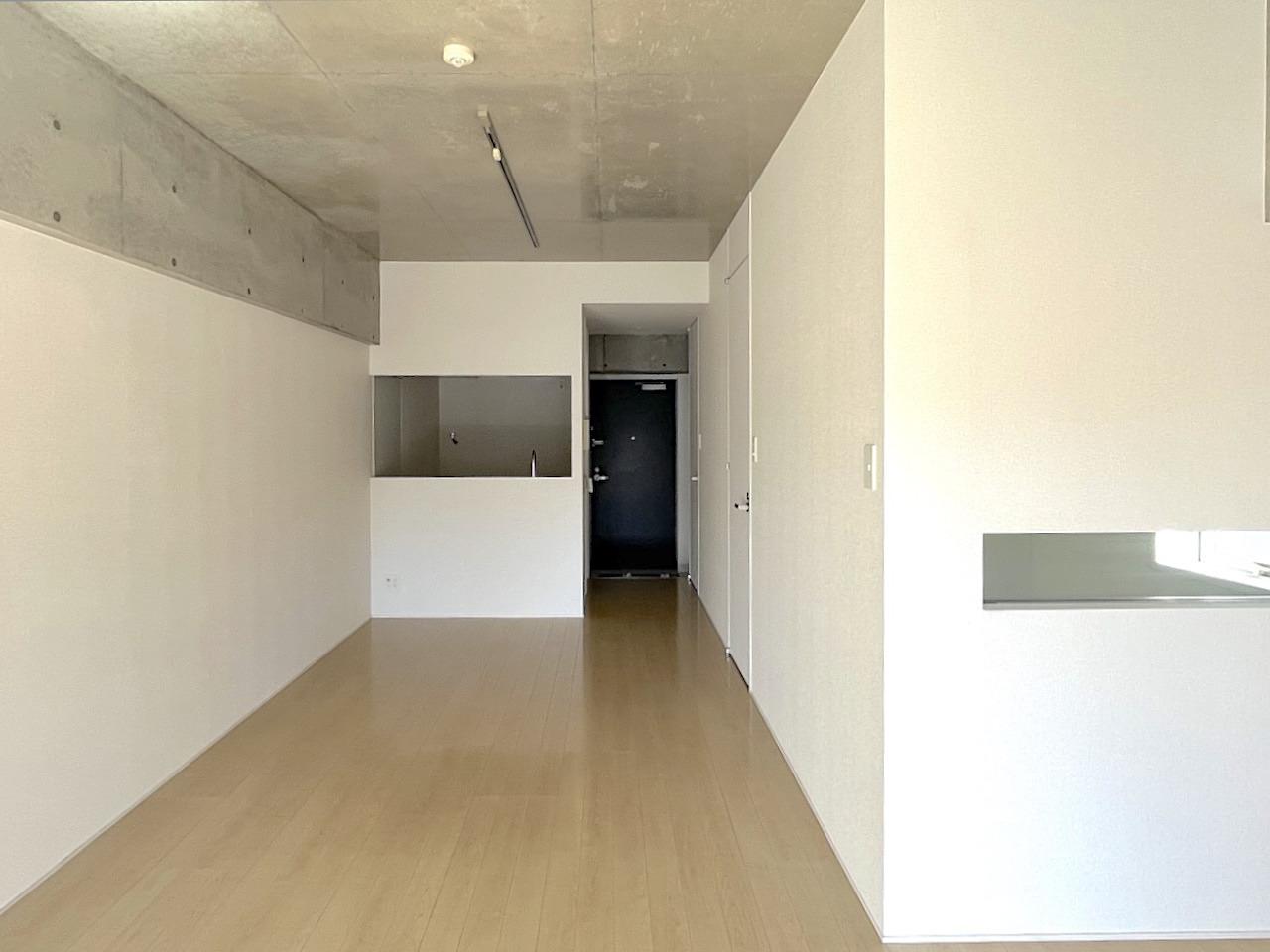 福岡市中央区警固の賃貸物件/コンクリート打ちっぱなし天井と梁。程よくいけてる空間。