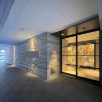 福岡市中央区警固の賃貸物件/エントランスには洒落た絵が。