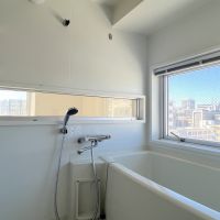 福岡市中央区警固の賃貸物件/バスルームには窓があります。