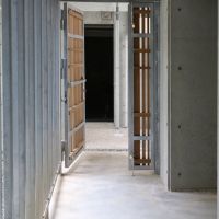 福岡市早良区西新の賃貸物件/エントランスも格子扉が。木幅がランダムなのがイカしてる。　　