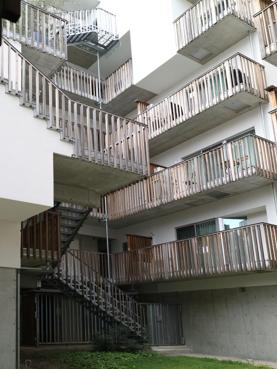 福岡市早良区西新の賃貸物件/中庭を挟んで反対側にももう１棟。堂々たる存在感。