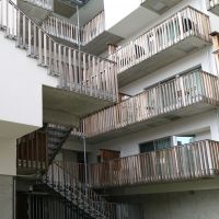 福岡市早良区西新の賃貸物件/中庭を挟んで反対側にももう１棟。堂々たる存在感。