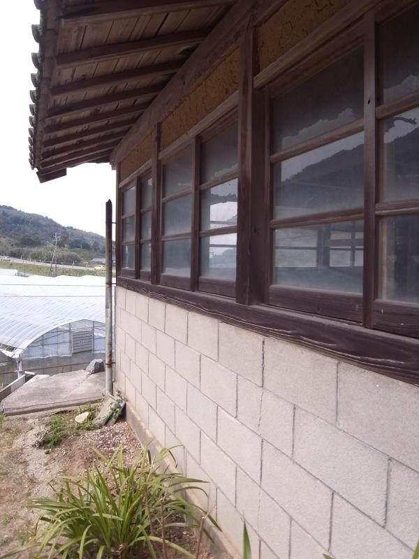 懐かしさを覚える納屋の軒先。