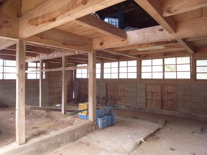 納屋の躯体は見たところしっかりしています。スケルトンと思えば案外楽しめるかも。