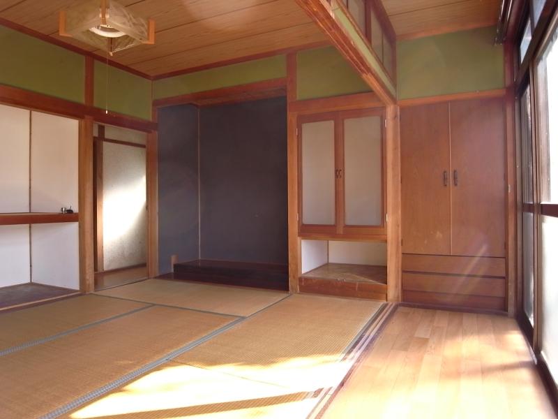 メインの和室と縁側。建具は張り替えのため外されています。