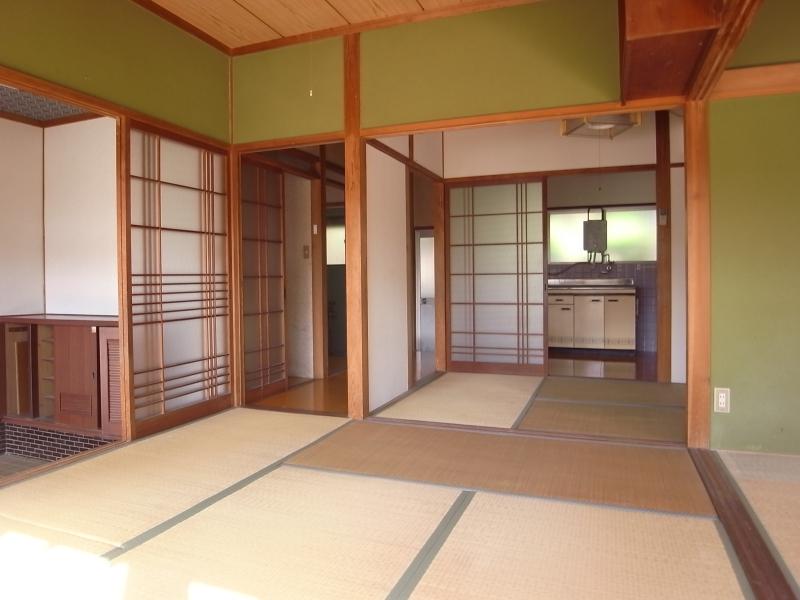 左手が玄関の上がり口。なんだか気持ちがゆるむ間取り、悪くないです。