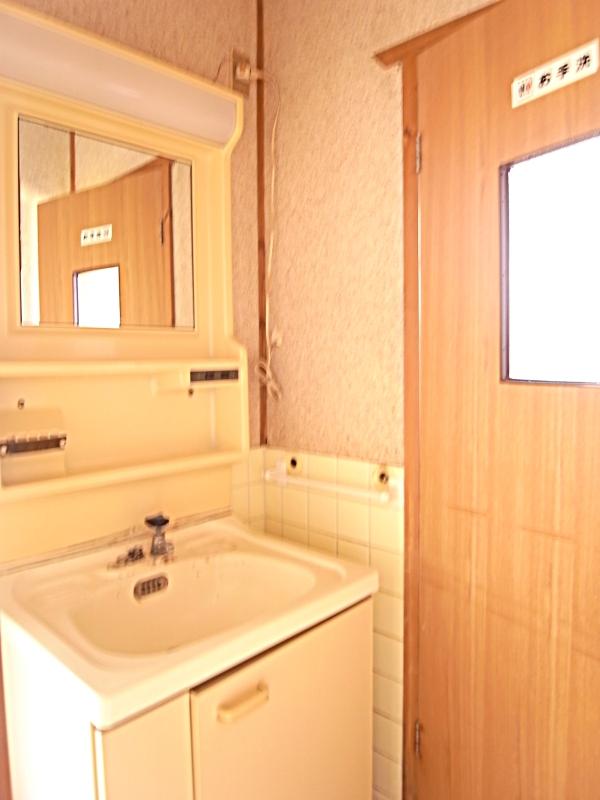 写真の洗面台とトイレは新品に交換済み。