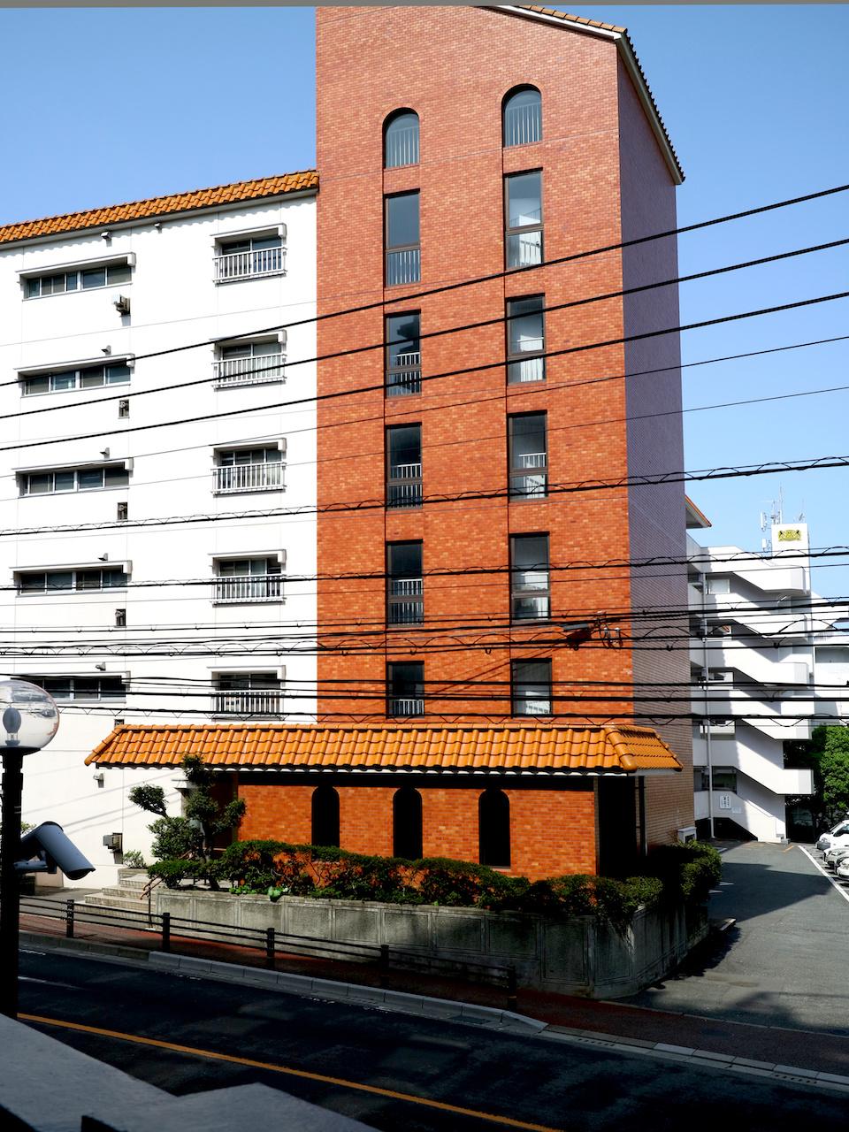 福岡市中央区桜坂の賃貸物件/坂の上にそびえ立つ、レトロなマンション。目立っています。