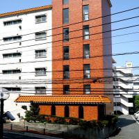 福岡市中央区桜坂の賃貸物件/坂の上にそびえ立つ、レトロなマンション。目立っています。