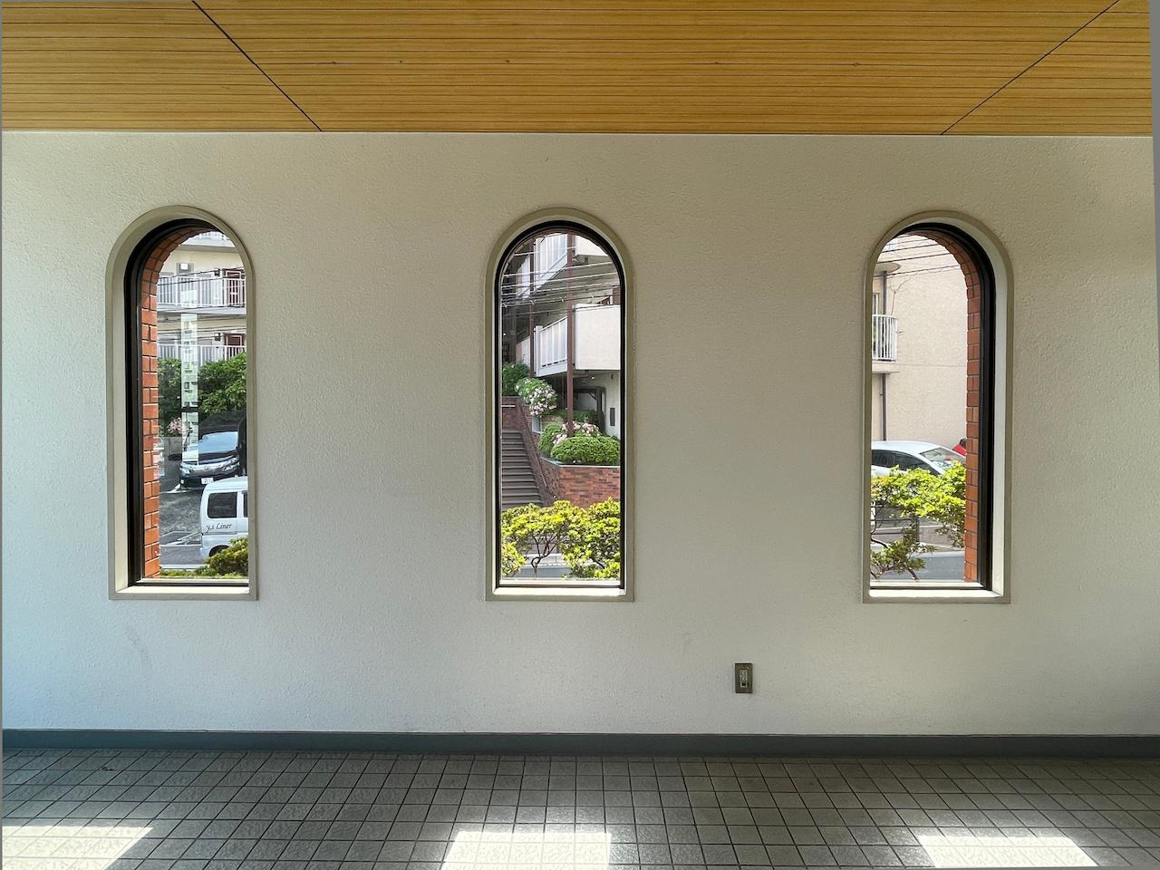 福岡市中央区桜坂の賃貸物件/エレベーターを降りると可愛い窓がお出迎え。