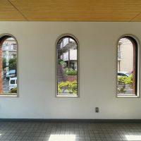 福岡市中央区桜坂の賃貸物件/エレベーターを降りると可愛い窓がお出迎え。