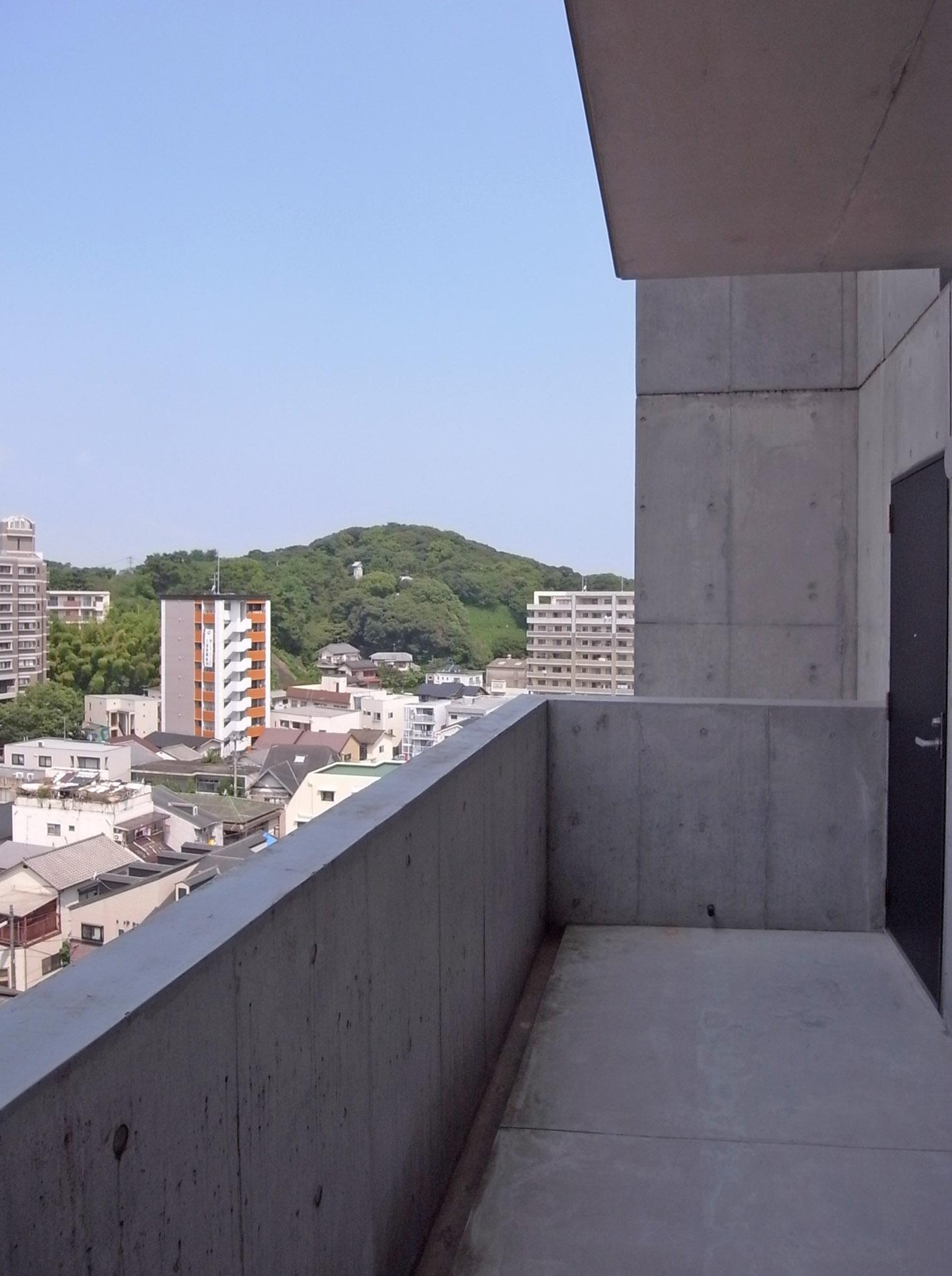 部屋に入る前に西公園のこんもり緑