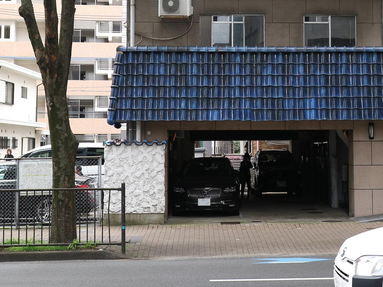 福岡市中央区警固の賃貸物件/通り向こうから。