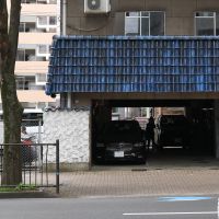 福岡市中央区警固の賃貸物件/通り向こうから。